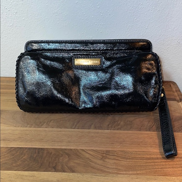 Isabella Fiore Black Patent Leather Magnet Close Clutch Strap - Picture 4 of 16